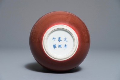 Een Chinese monochrome leverrode penselenwasser, Kangxi merk, 19/20e eeuw