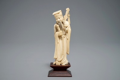 Deux figures d'immortels Shou Lao et Lu Dongbin en ivoire sculpt&eacute;, Chine, 19&egrave;me