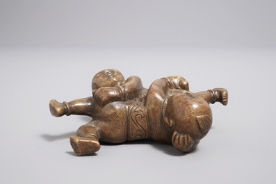 A Chinese bronze scroll or paper weight shaped as a pair of wrestling boys, 18/19th C.