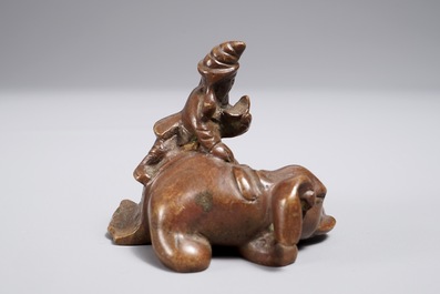 A Chinese bronze scroll or paper weight shaped as an elephant with rider, 19/20th C.