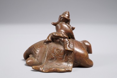 A Chinese bronze scroll or paper weight shaped as an elephant with rider, 19/20th C.