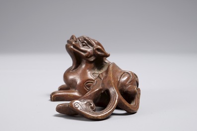 Een Chinees bronzen scroll- of papiergewicht in de vorm van een chilong, 18/19e eeuw