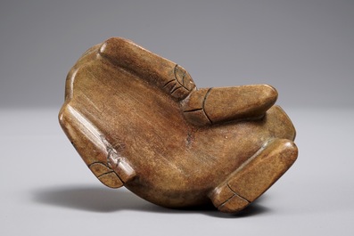 Een Chinees bronzen scroll- of papiergewicht in de vorm van een buffel, 19/20e eeuw