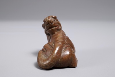 A Chinese bronze scroll or paper weight shaped as a chilong, 18/19th C.