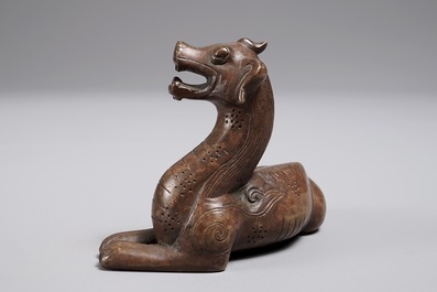 A Chinese bronze scroll or paper weight shaped as a pixiu, 18/19th C.