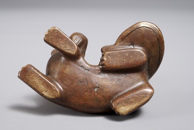 Een Chinees bronzen scroll- of papiergewicht in de vorm van een qilin, 18/19e eeuw