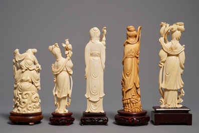 Vijf diverse Chinese ivoren figuren op houten sokkel, 19/20e eeuw