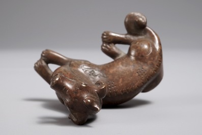 A Chinese bronze scroll or paper weight shaped as a pixiu, 18/19th C.
