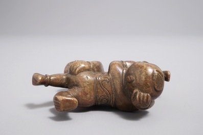 A Chinese bronze scroll or paper weight shaped as a pair of wrestling boys, 18/19th C.