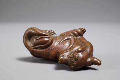 A Chinese bronze scroll or paper weight shaped as a chilong, 18/19th C.