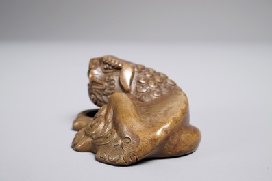 Un presse-papiers en bronze en forme de lion bouddhiste ou Shishi, Chine, 17/18&egrave;me