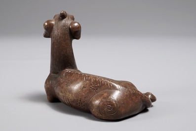 A Chinese bronze scroll or paper weight shaped as a pixiu, 18/19th C.