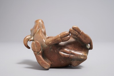 Een Chinese bronzen waterdruppelaar in de vorm van een jongen op een buffel, 18/19e eeuw
