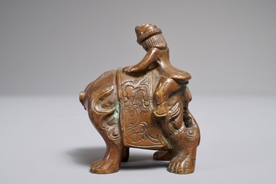 Een Chinees bronzen scroll- of papiergewicht in de vorm van een fabeldier met berijder, 19/20e eeuw
