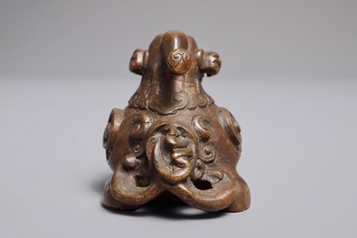 Een Chinees bronzen scroll- of papiergewicht in de vorm van een luduan, 17/18e eeuw