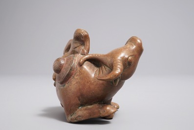 Un compte-gouttes en bronze en forme d'un gar&ccedil;on sur un buffle, Chine, 18/19&egrave;me