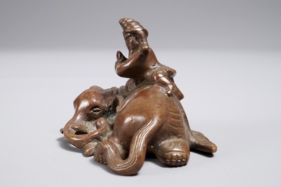 A Chinese bronze scroll or paper weight shaped as an elephant with rider, 19/20th C.