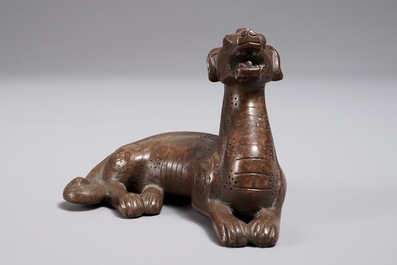 A Chinese bronze scroll or paper weight shaped as a pixiu, 18/19th C.