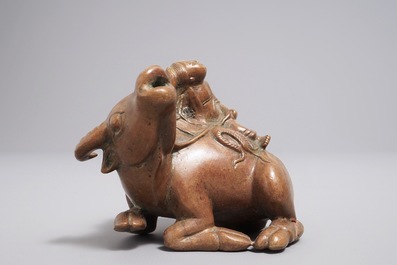 Een Chinese bronzen waterdruppelaar in de vorm van een jongen op een buffel, 18/19e eeuw