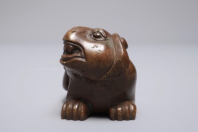 A Chinese bronze scroll or paper weight shaped as a mythical beast, 18/19th C.