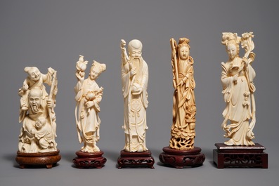 Vijf diverse Chinese ivoren figuren op houten sokkel, 19/20e eeuw