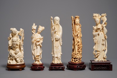 Cinq figures en ivoire sculpt&eacute; sur socles en bois, Chine, 19/20&egrave;me