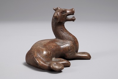 A Chinese bronze scroll or paper weight shaped as a pixiu, 18/19th C.