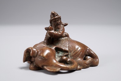 A Chinese bronze scroll or paper weight shaped as an elephant with rider, 19/20th C.