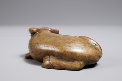 A Chinese bronze scroll or paper weight shaped as a buffalo, 18/19th C.