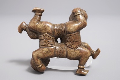 A Chinese bronze scroll or paper weight shaped as a pair of wrestling boys, 18/19th C.