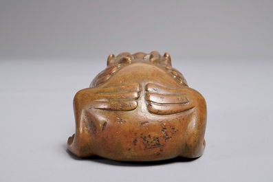 Een Chinees bronzen scroll- of papiergewicht in de vorm van een bixie, 18/19e eeuw