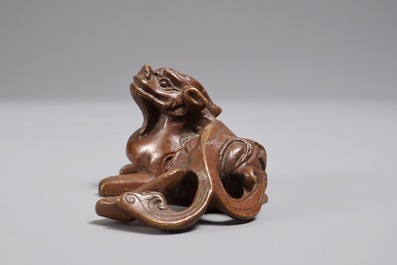 Un presse-papiers en bronze en forme de qilong, Chine, 18/19&egrave;me