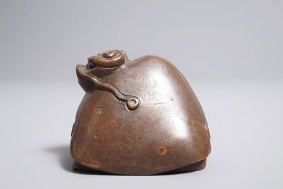 Een Chinees bronzen scroll- of papiergewicht in de vorm van de drakenschildpad Longui, 18/19e eeuw
