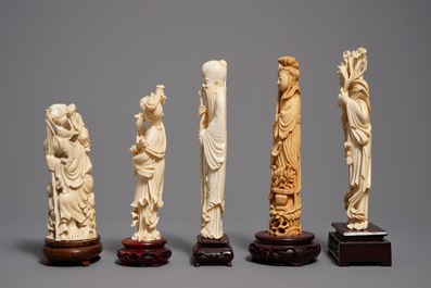 Cinq figures en ivoire sculpt&eacute; sur socles en bois, Chine, 19/20&egrave;me