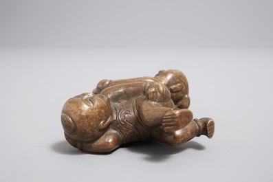 A Chinese bronze scroll or paper weight shaped as a pair of wrestling boys, 18/19th C.