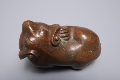 A Chinese bronze scroll or paper weight shaped as a mythical beast, 18/19th C.