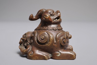 Een Chinees bronzen scroll- of papiergewicht in de vorm van een luduan, 17/18e eeuw