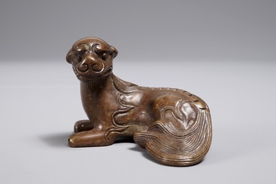 A Chinese bronze scroll or paper weight shaped as a qilin, 18/19th C.