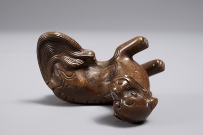 A Chinese bronze scroll or paper weight shaped as a qilin, 18/19th C.