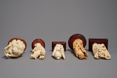 Cinq figures en ivoire sculpt&eacute; sur socles en bois, Chine, 19/20&egrave;me