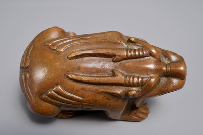 A Chinese bronze scroll or paper weight shaped as a bixie, 18/19th C.