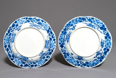 Een paar gelobde Chinese blauwwitte borden met medaillons, Kangxi