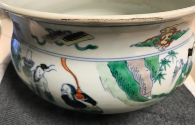 Een Chinese doucai wierookbrander met figuren in een landschap, Chenghua merk, Kangxi