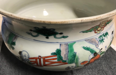 Een Chinese doucai wierookbrander met figuren in een landschap, Chenghua merk, Kangxi