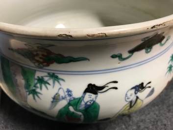 Een Chinese doucai wierookbrander met figuren in een landschap, Chenghua merk, Kangxi