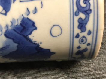 Une chope en porcelaine de Chine bleu et blanc, &eacute;poque Transition