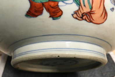 Een Chinese doucai wierookbrander met figuren in een landschap, Chenghua merk, Kangxi