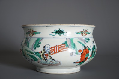 Een Chinese doucai wierookbrander met figuren in een landschap, Chenghua merk, Kangxi