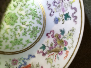 Une paire de coupes en porcelaine de Chine famille rose aux d&eacute;cor Baijixiang, marque et &eacute;poque de Tongzhi