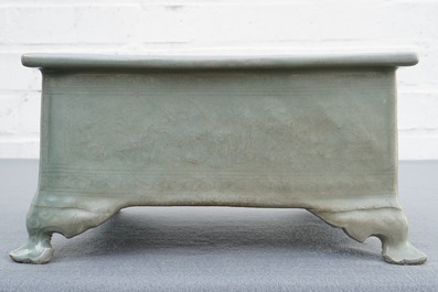 Une jardini&egrave;re en porcelaine de Chine c&eacute;ladon et une tasse au dragon, Cor&eacute;e, 19&egrave;me